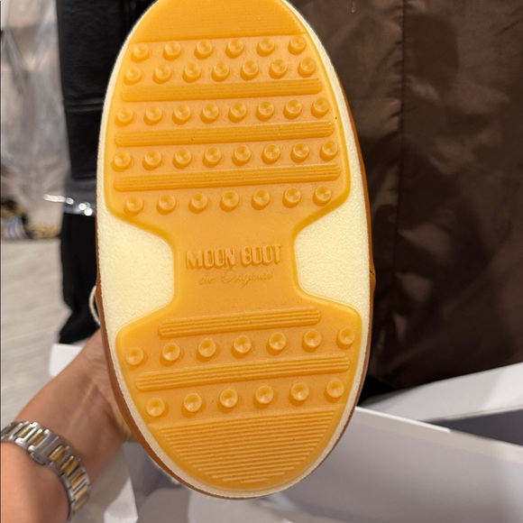 Moon boots x Chloe Cozy Brown and Cream Winter Boots with Tassels - Picture 8 of 9